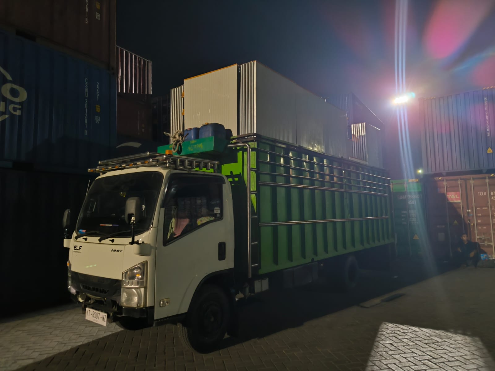Armada Truk Isuzu ELF Malam